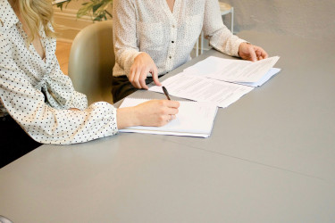Zu unterschreibende Dokumente auf einem Bürotisch